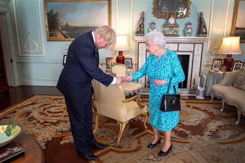 Johnson fue investido por la reina Isabel II de Inglaterra