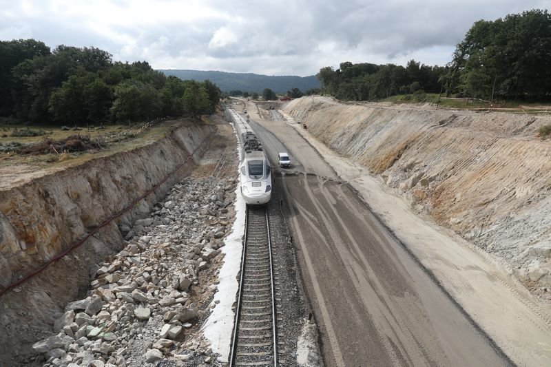 Un tren se dirige hacia Ourense atravesando las obras ferroviarias al paso por Taboadela (JOSÉ PAZ).