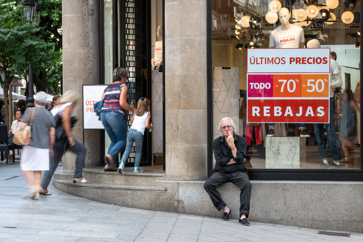 OURENSE (RÚA DO PASEO). 26/07/2019. OURENSE. Carteles y publicidad de Rebajas en las tiendas y comercios de Ourense. FOTO: ÓSCAR PINAL