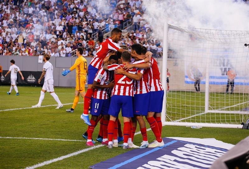 Los jugadores del Atlético celebran uno de los siete goles anotados.