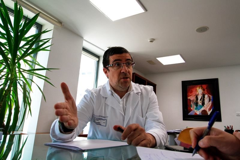 O novo xerente da área sanitaria, Félix Rubial, no seu despacho do Complexo Hospitalario Universitario de Ourense (ANDRÉS CACHALVITE).