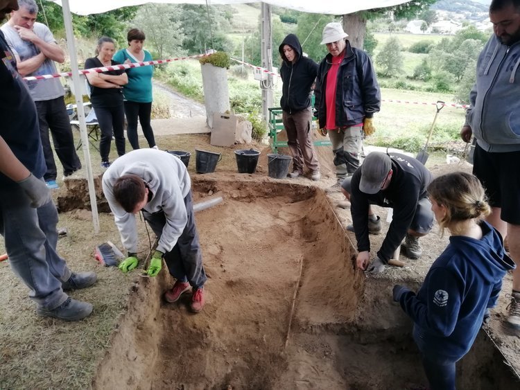 El grupo de voluntarios trabaja en la excavación en el cementerio de Celeiros (Chandrexa de Queixa).