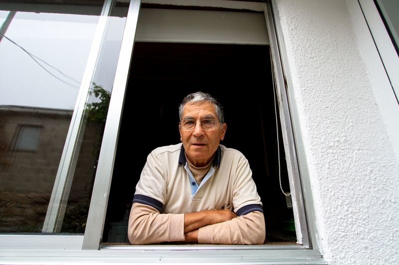 Albino Viana reflexiona sobre la situación que vive la parroquia de A Corna desde la ventana de su casa (A.C).