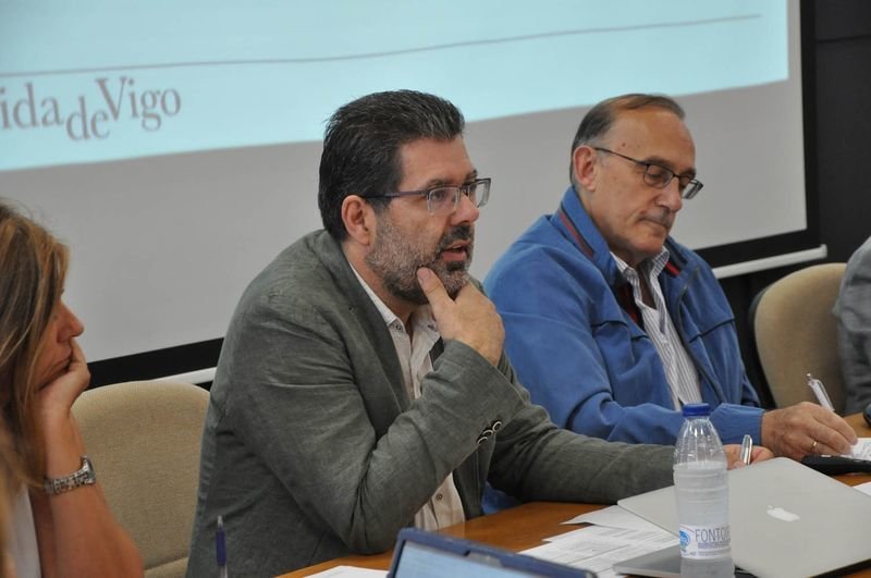 Manuel Ramos, vicerrector de Ordenación Académica y Profesorado y Manuel Reigosa, rector de la UVigo, ayer en el Consello de Goberno.
