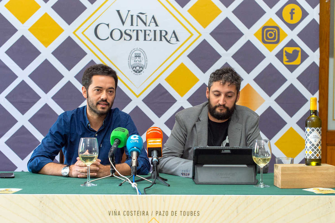 Presentación do festival “Costeira Sonora” no Liceo de Ourense. Asisiten Andres Rodríguez Gómez (Conselleiro Delegado de Viña Costeira) e Adrian Fragueiro Rebollo (Organizador do Festival).