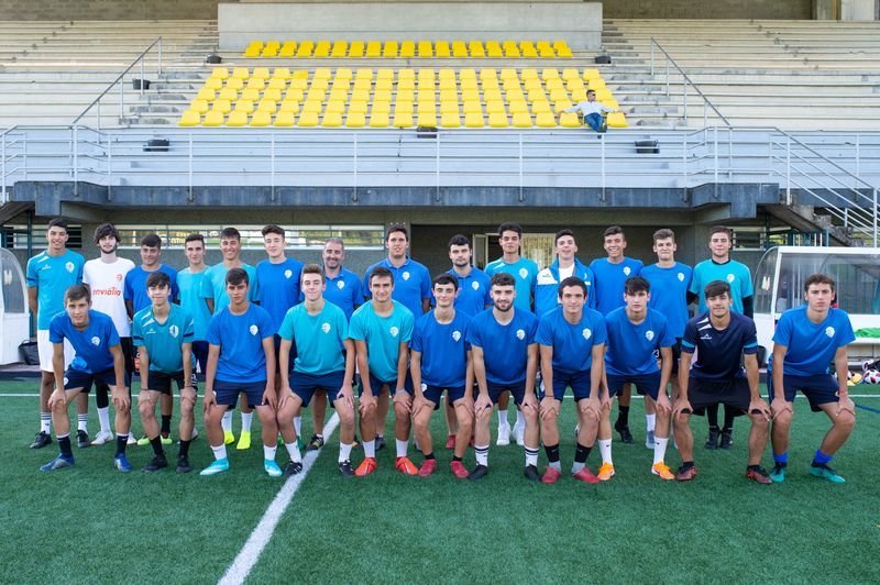 La plantilla y el cuerpo técnico del Ourense CF, ayer en el campo de Oira (ÓSCAR PINAL).