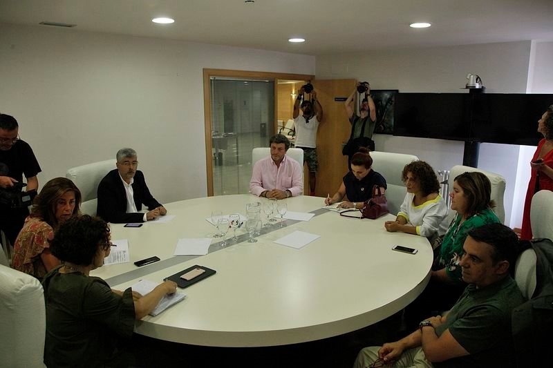 Gobierno gallego y representantes de la plataforma Procapd, durante la reunión (MIGUEL ÁNGEL).
