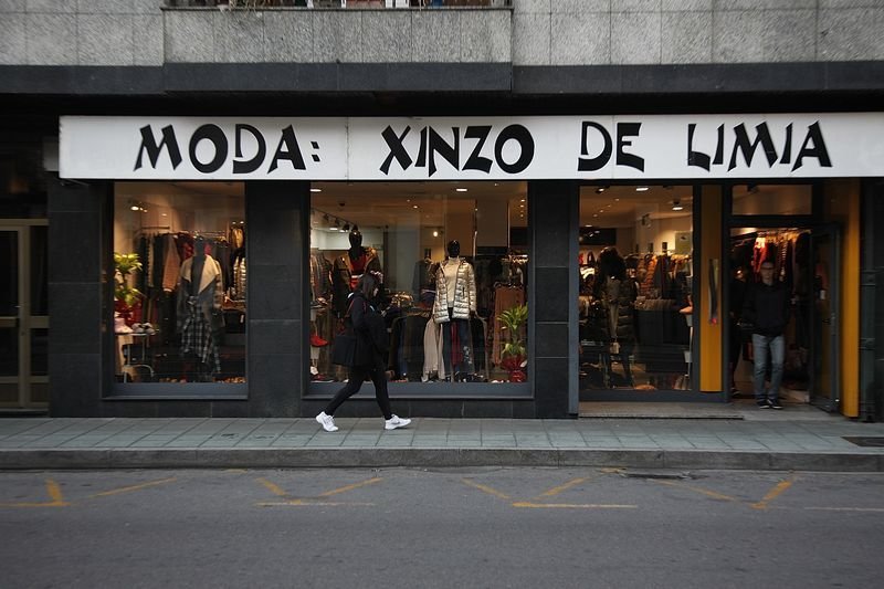 Una de las zonas comerciales de Xinzo está emplazada en la avenida de Madrid (MIGUEL ÁNGEL).