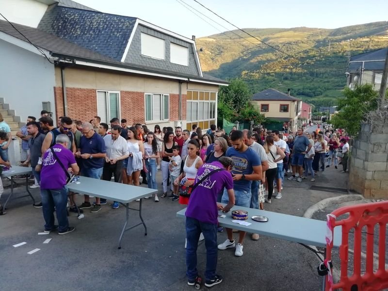 Jóvenes y mayores hacen cola para participar en la Festa das Covas de Vilamartín de Valdeorras.