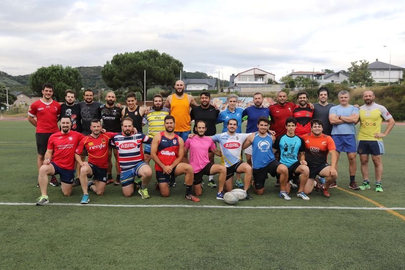 El campo sintético universitario acogió este jueves el primer entrenamiento del nuevo Campus de rugby (IVÁN DACAL).
