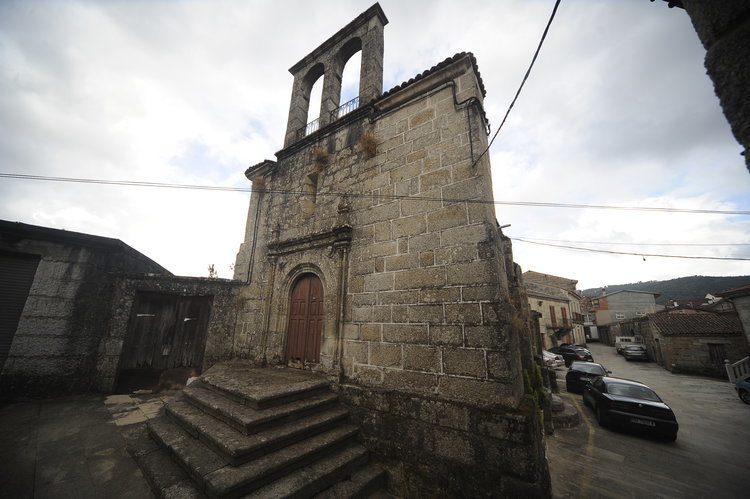 Fachada principal de la capilla de San Pedro en Leiro (MARTIÑO PINAL).