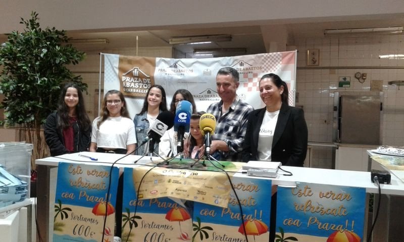 Eligio González e Silvia Baranda xunto ás nenas que sacaron as papeletas.