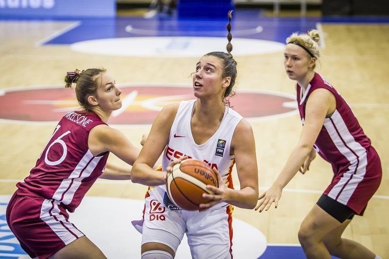 La ourensana Raquel Carrera, emparedada por dos rivales serbias durante un partido
del Eurobasket.