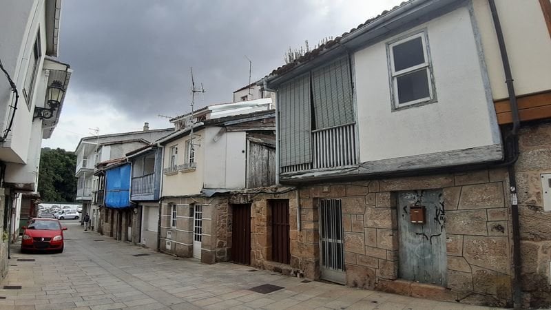 Casas vacías en la calle Fernández Losada, una de las históricas de la villa.