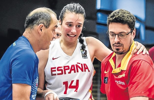Raquel Carrera, retirada por losmiembros de la selección española.