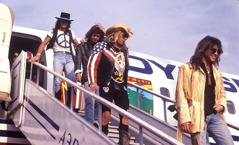 Mötley Crüe y Bon Jovi aterrizando en Moscú en agosto de 1989 para el concierto que ofrecieron en el estadio Lenin.
