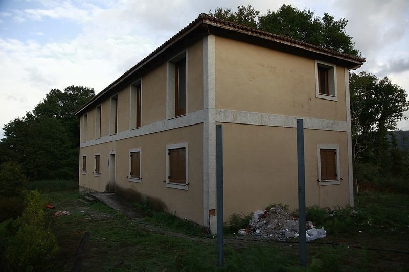 Una antigua escuela en Bande, municipio que recibió ayudas para rehabilitar estos espacios. (MIGUEL ÁNGEL).