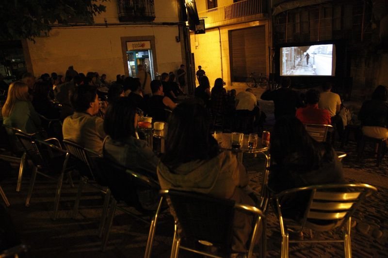 Una sesión de cine al aire libre en la plaza de San Marcial.
