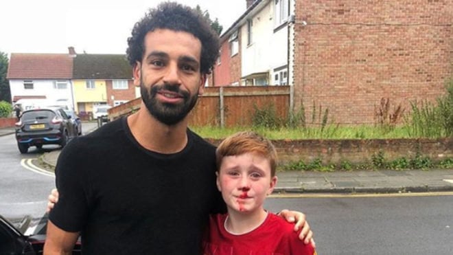 Salah con un joven aficionado.