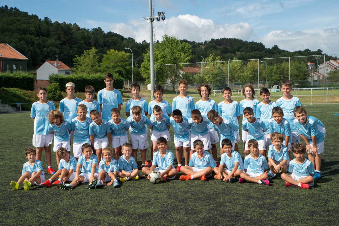 ALLARIZ (COMPLEXO DEPORTIVO O SEIXO). 09/08/2019. OURENSE. Campus infantil de fútbol organizado por la Fundación Celta de Vigo en Allariz. FOTO: ÓSCAR PINAL