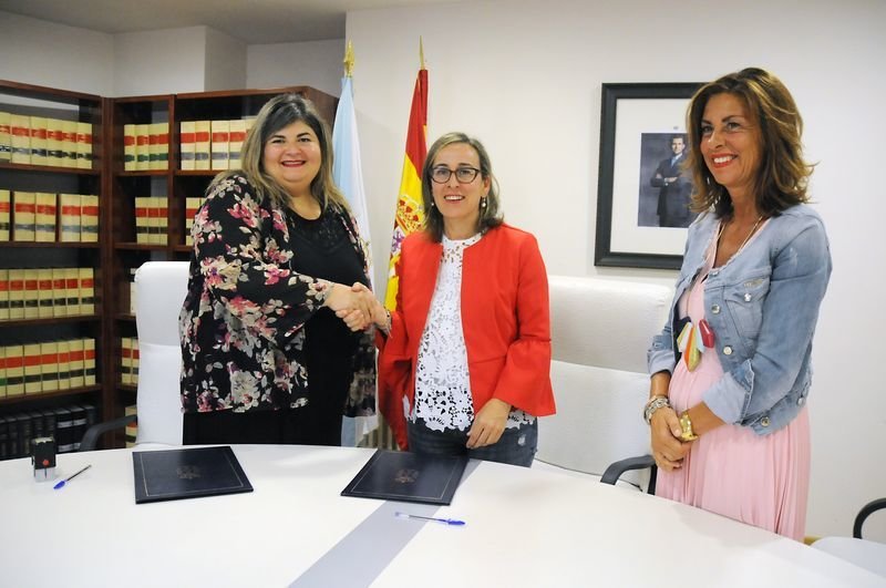 Patricia Torres, Ethel Vázquez e Marisol Díaz durante a firma do convenio.