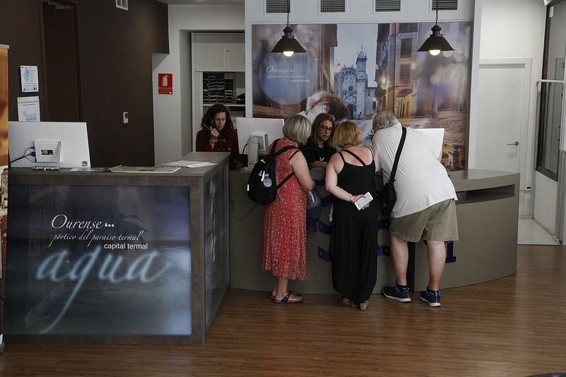 Tres turistas, este miércoles en la recepción de un hotel de la ciudad (MIGUEL ÁNGEL).