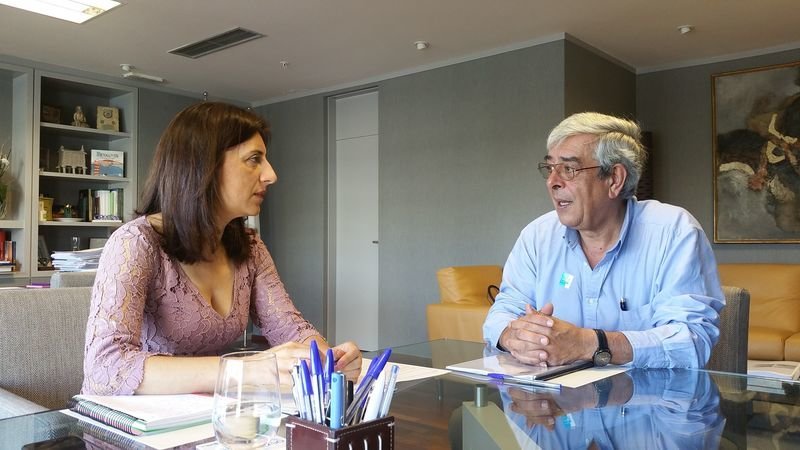 Ángeles Vázquez y Carlos Gómez, durante la reunión.