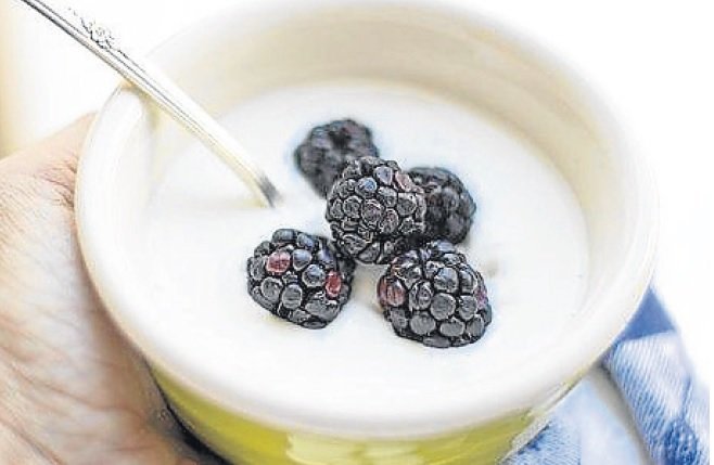 Los yogures son un buen ejemplo, benefician la rehidratación y la función intestinal.