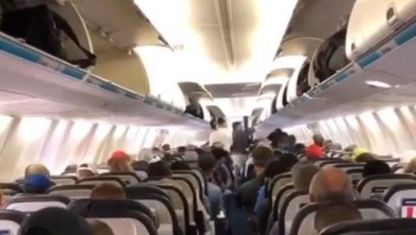 El vídeo que muestra la forma correcta de bajar de un avión.