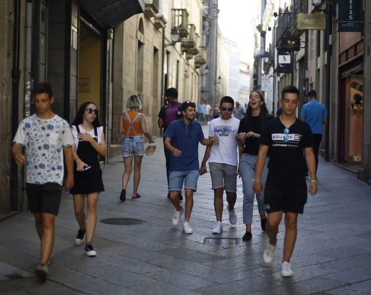 Ourense. 16/08/2019. Gente paseando por Lamas Carvajal.
Foto: Xesús Fariñas