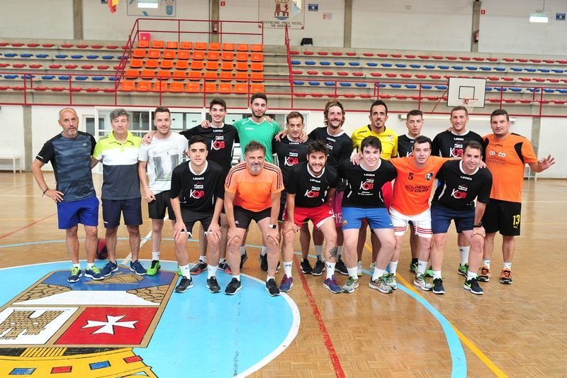 Jugadores y cuerpo técnico del conjunto valdeorrés, este lunes en Calabagueiros (JOSÉ PAZ).