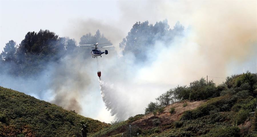 Un helicóptero en la zona del incendio de Gran Canaria (EFE).