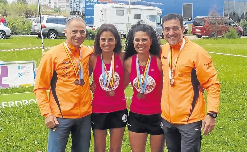 Kissi Torres y Mónica Piñeiro flanqueadas por los medallistas de la Escuela Orensana.