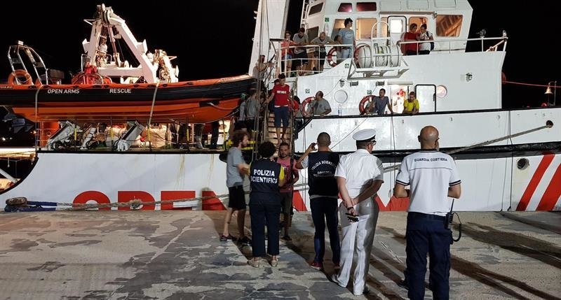 Momento en el que los migrantes del Open Arms desembarcan en Lampedusa.