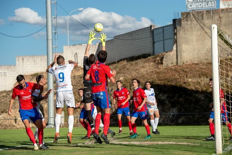 El meta de la UD Ourense, Borja Atanes, atrapa el balón en el derbi de Celanova (ÓSCAR PINAL).