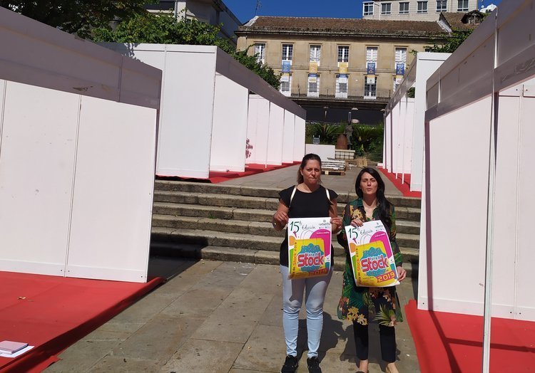 Silvia Baranda y Noelia Mares con los carteles de la Feria del Stock de este año.