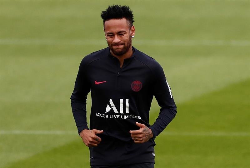 Neymar con la camiseta del PSG.