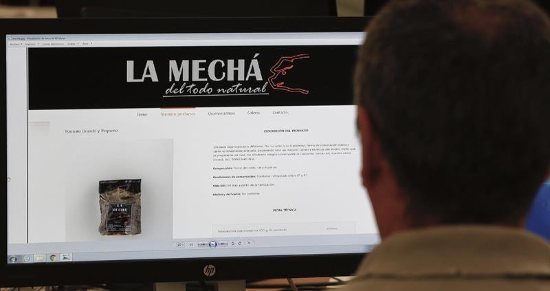 Un usuario navega, este jueves, por la página web de Magrudis, que comercializa la carne mechada &#34;La Mechá&#34;. (Foto: EFE / José Manuel Vidal)
