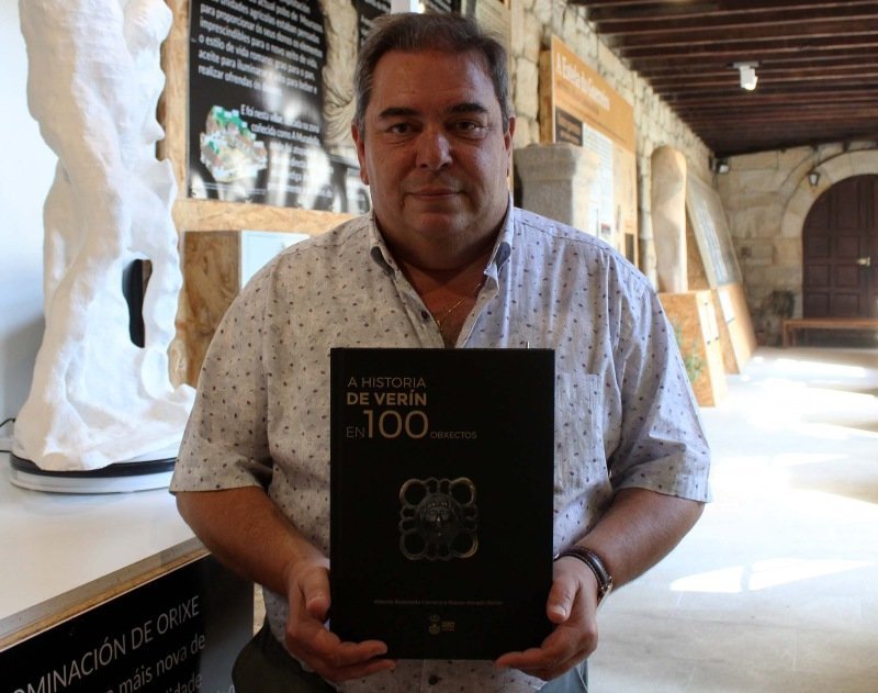 El regidor de Verín, Gerardo Seoane, con un ejemplar de &#34;A historia de Verín en 100 obxectos&#34;.