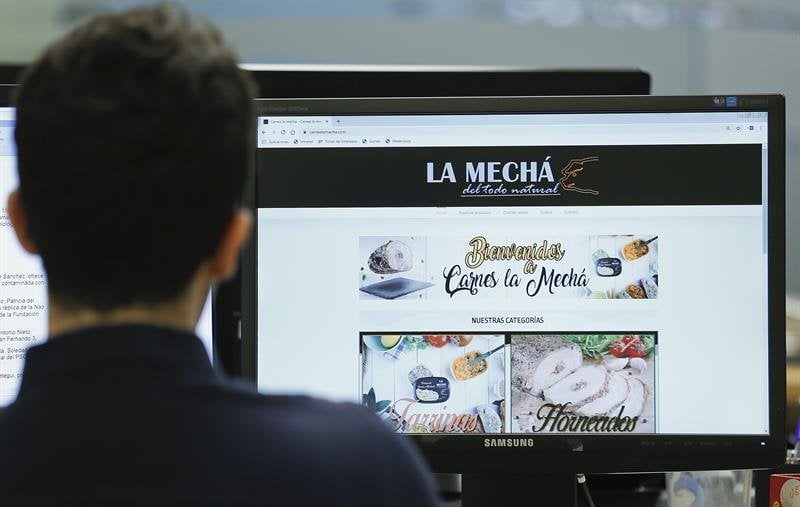 Un joven observa la web de La Mechá.
