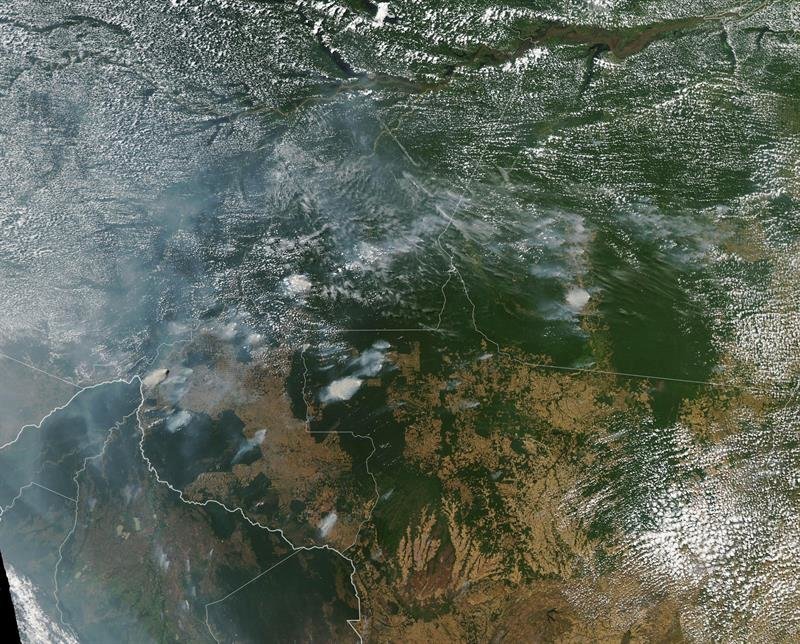 Fotografía tomada el 11 de agosto de 2019 por el Espectrorradiómetro de imágenes de media resolución (MODIS) a bordo del satélite Aqua, y publicada en el servicio terrestre de la NASA, que muestra desde el espacio los focos de incendios forestales en la Amazonía brasileña. EFE