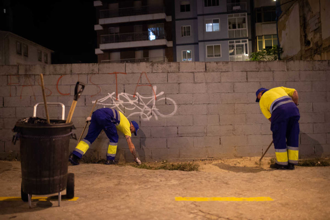 OURENSE (RÚA PARADA JUSTEL). 31/07/2019. OURENSE. Empieza el programa de limpieza intensiva de los barrios de Ourense. FOTO: ÓSCAR PINAL