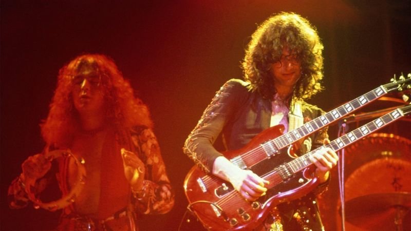El talentoso Jimmy Page en plena actuación con su guitarra de dos mástiles, uno de ellos con 6 cuerdas, y el otro con 12.