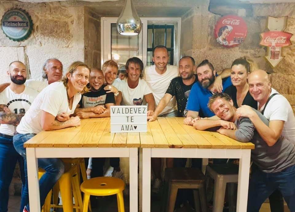 Roberto Carlos, comiendo junto a Míchel Salgado y un grupo de amigos en Vigo.