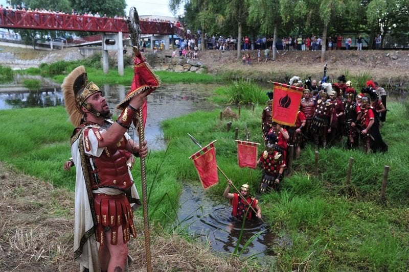 Décimo Junio Bruto, con el estandarte romano, es el primero en cruzar el río Lethes, dando vía libre a la conquista de la zona por parte de las tropas romanas (JOSÉ PAZ).