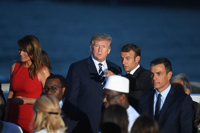 En el centro, Donald Trump durante la preparación de la foto de familia de la cumbre del G7. (Foto: EFE)