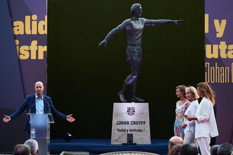 Jordi Cruyff ante la estatua en homenaje a su padre en el Camp Nou.
