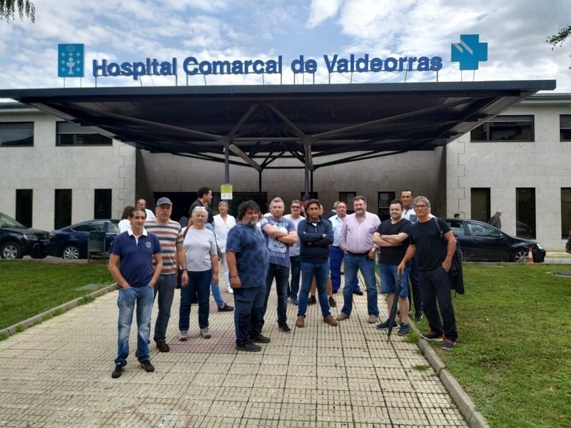 Los vigilantes y personal del Hospital, en la entrada del Hospital de Valdeorras.