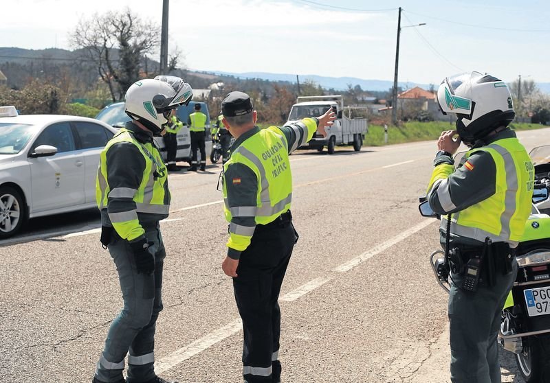 Agentes de Tráfico durante un control de vigilancia en una carretera comarcal de la provincia.