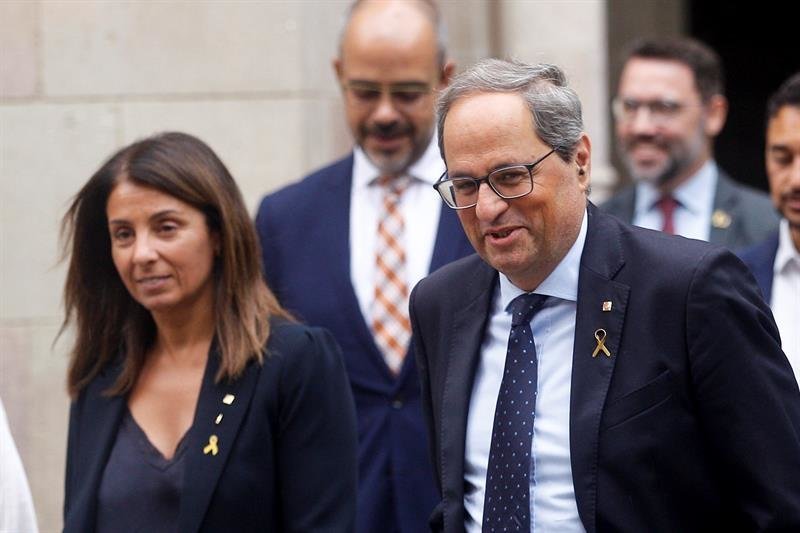 El presidente de la Generalitat, Quim Torra (d), y la consellera de presidencia y portavoz Meritxell Budó. EFE